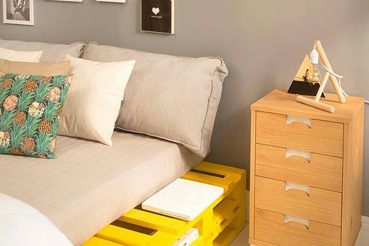 Pinte o material com uma cor vibrante para ser o destaque em um ambiente com decoração neutra