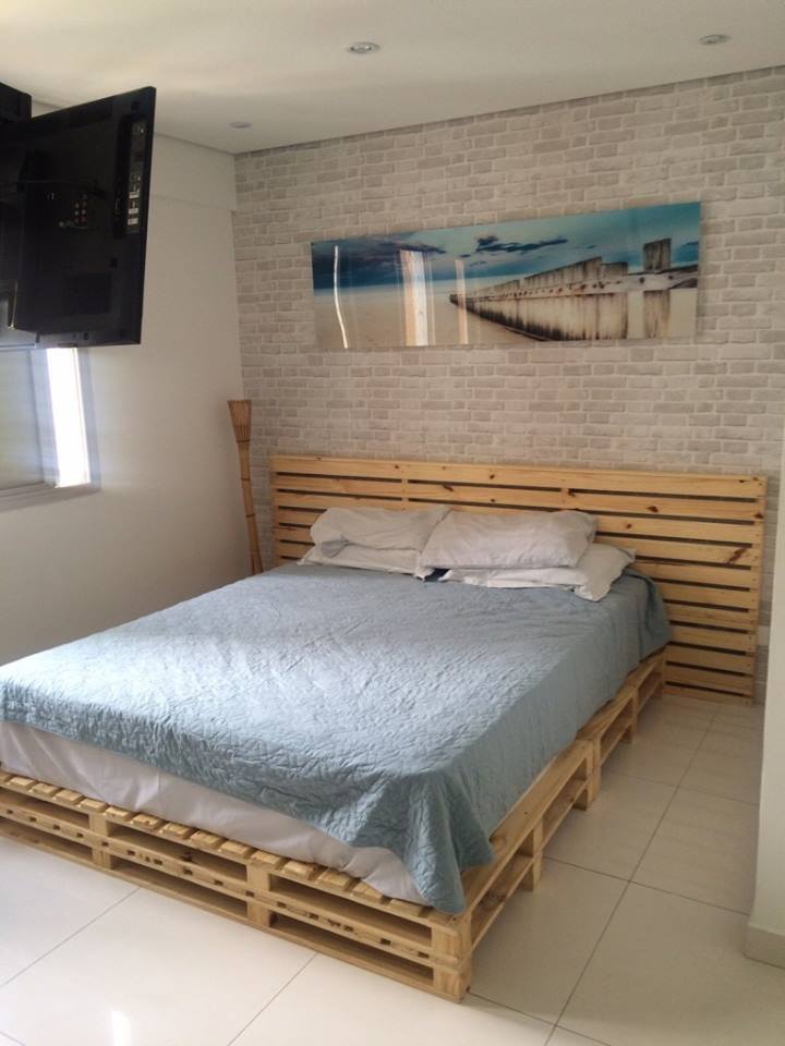 Cama de pallet de casal com painel de pallet