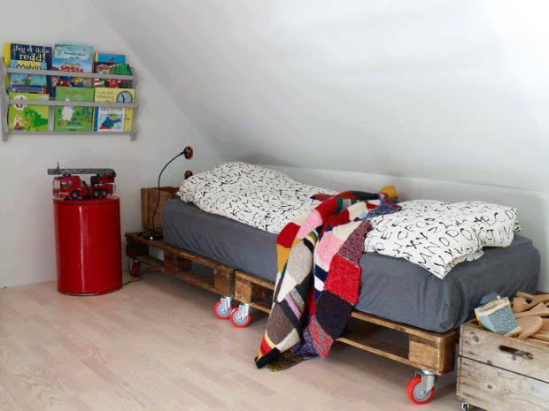 Cama de pallet pequena infantil para sótão