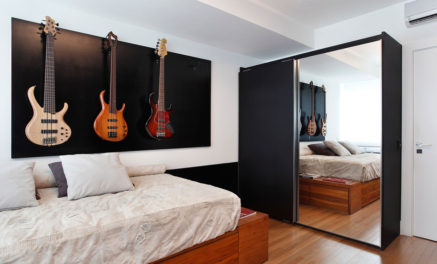 O painel deu espaço para expor as guitarras que servem como objetos decorativos