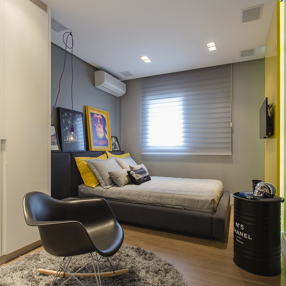 Quarto de solteiro planejado com cama de casal
