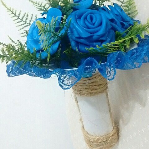 Arranjo de flores em EVA azul