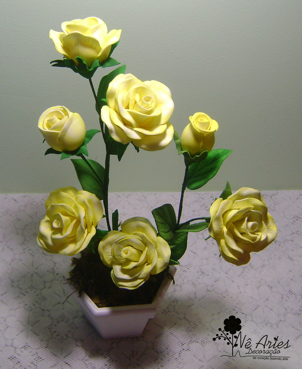 Lindo arranjo floral de EVA com rosas e tulipas amarelas