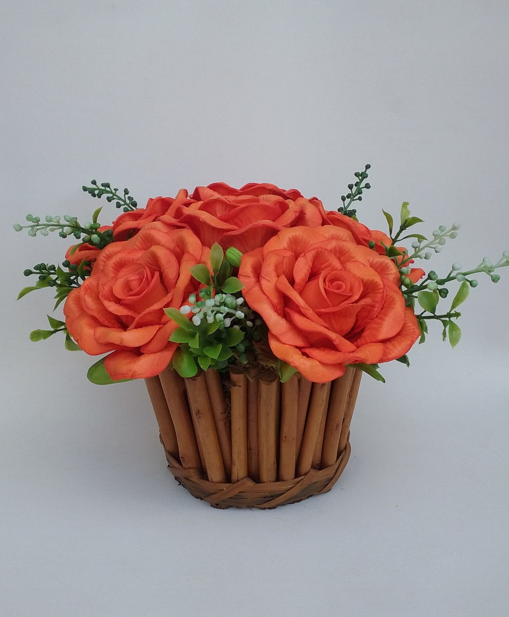 Arranjo com tonalidades da cor laranja nas flores vasinho de bambu