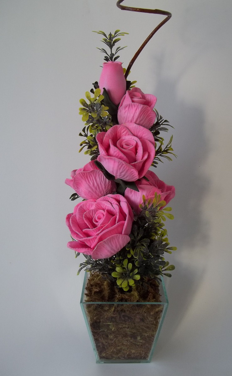 Este arranjo usou rosas e tulipas para montar a composição no vaso de vidro
