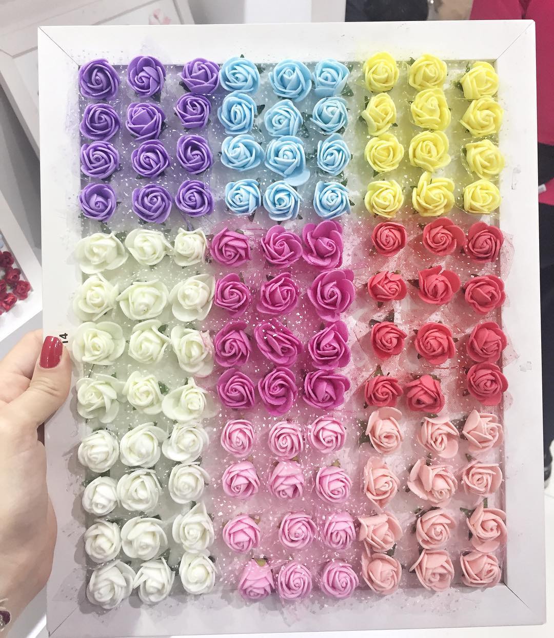 Painel com mini flores de EVA coloridas