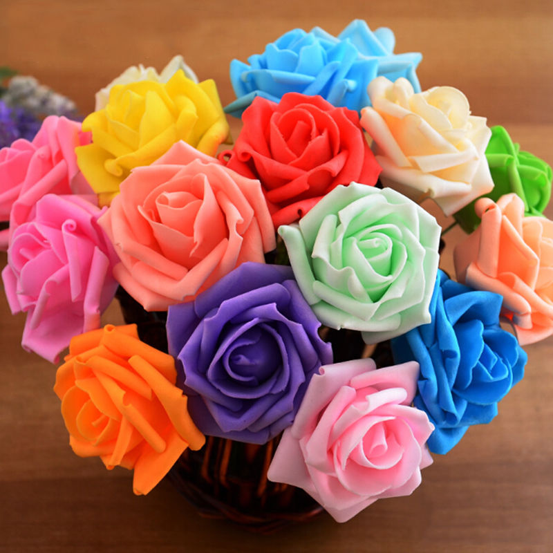 Combine flores com diferentes cores do material para fazer um arranjo colorido