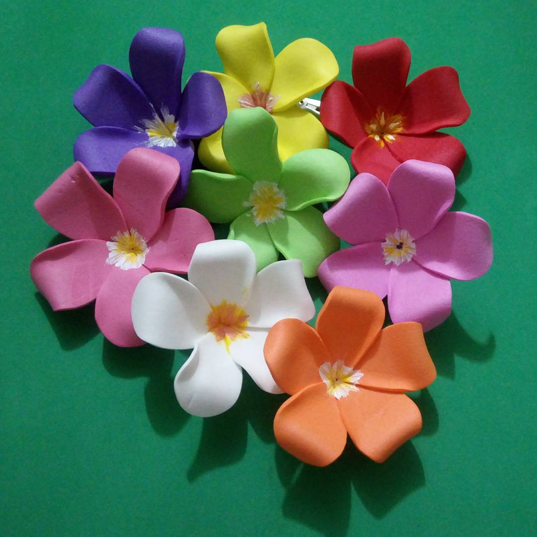 Faça um conjunto multicolorido de flores para usar no seu artesanato