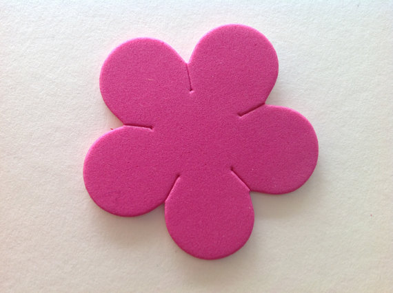 Com um molde e recorte simples, você pode fazer uma pequena flor de EVA