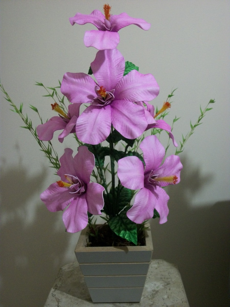 Vaso com flores EVA de hibiscos super realistas