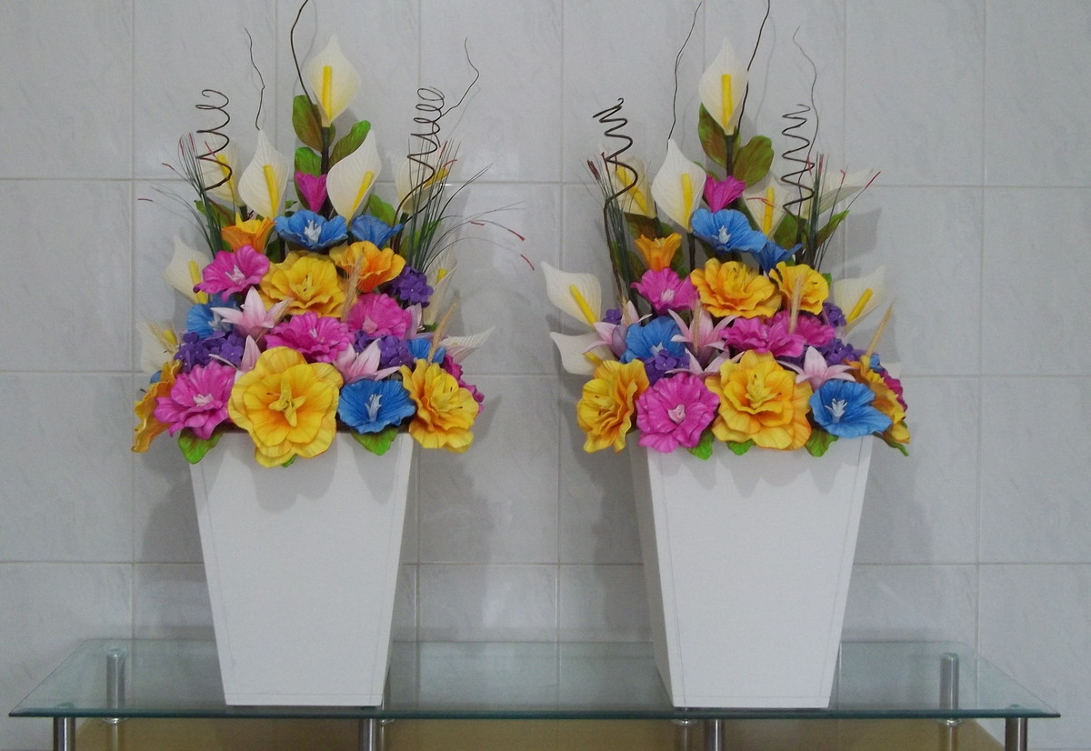 As flores com o material também podem fazer parte de arranjos para casamento, conforme o exemplo abaixo