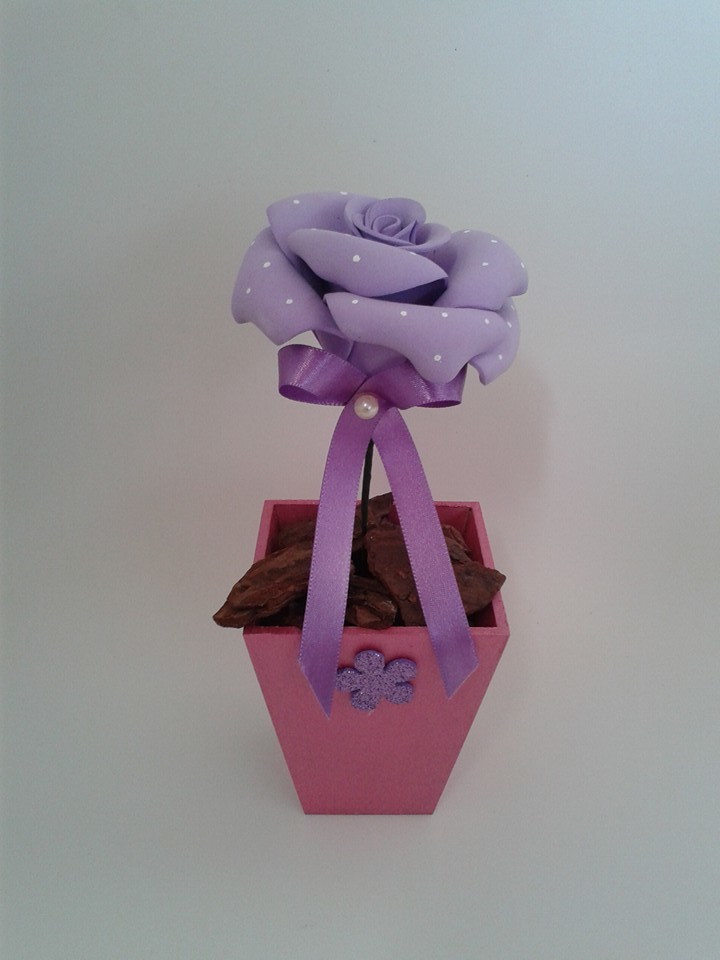 Vaso rosa de madeira decorado com flor de EVA, lacinho e pérola