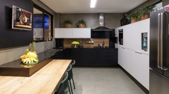 Cozinha planejada pequena com papel de parede geométrico