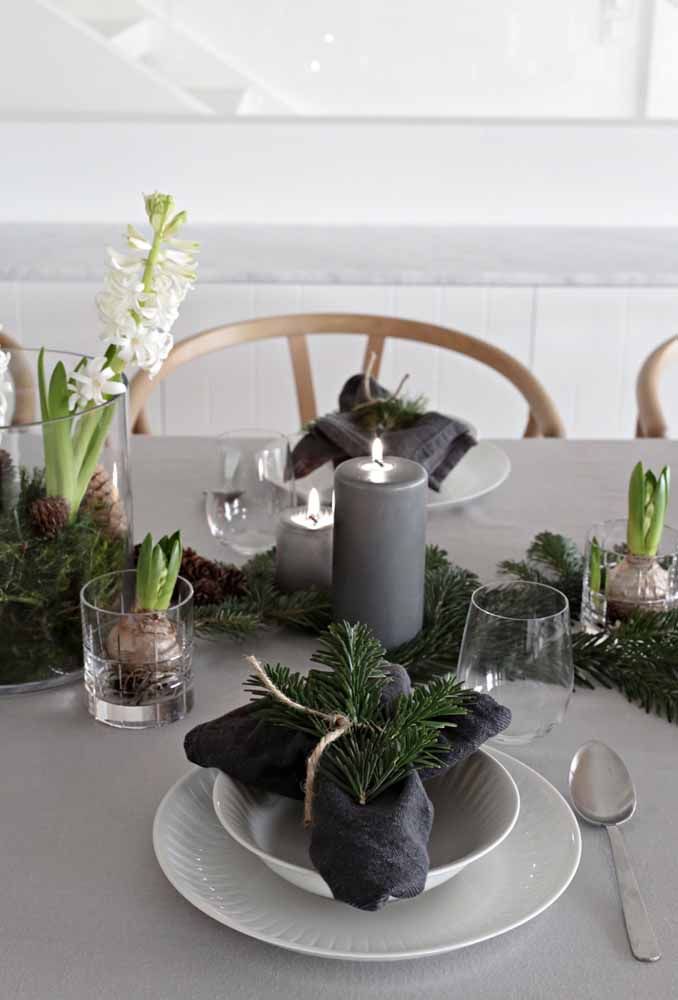 Arranjo de mesa de natal com flores de alecrim