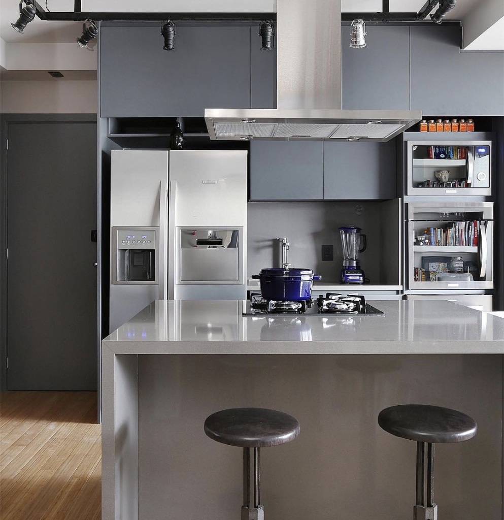 Cozinha americana pequena cinza.