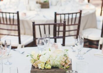 Enfeites de mesa de casamento: 60 ideias apaixonantes para se inspirar