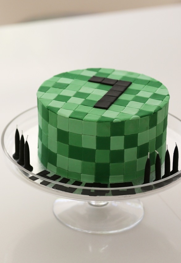 Bolo de Pasta Americana: Bolo Minecraft redondo com espada de