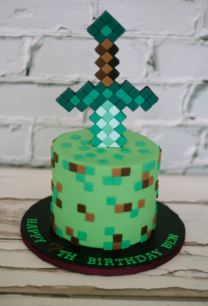 Bolo De Aniversário Para Fã De Um Jogo Minecraft Sobre Fundo Branco. Bolo  Para Um Guelezinho Decorado Com Grama Verde Comestível Imagem Editorial -  Imagem de ilustrativo, computador: 250834155