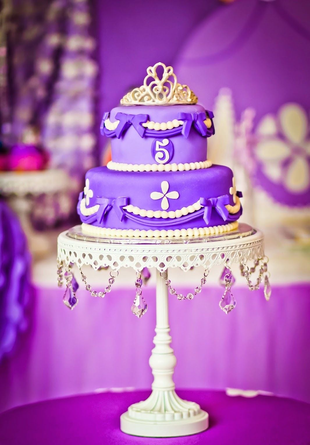 bolo da princesa sofia com chantilly #decoraçãofestainfantil  #decoraçãofesta #aniversárioinfantil #prin…