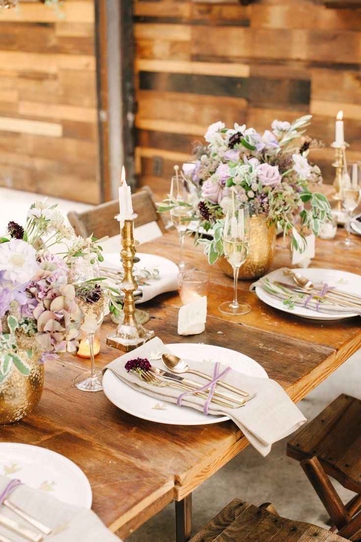 Featured image of post Decora o De Casamento Lilas E Dourado Os casamentos noturnos e em locais fechados podem ser mais glamourosos como cores fortes juntas como o vermelho e o dourado