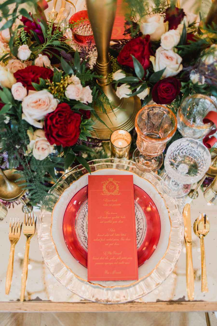 Decoração de casamento dourado e vermelho.