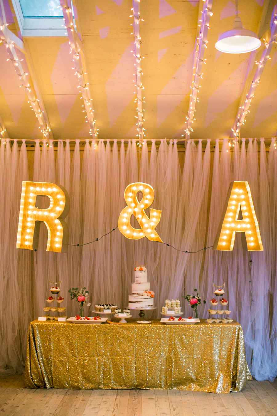 Decoração de casamento dourado: 60 ideias com fotos para se inspirar