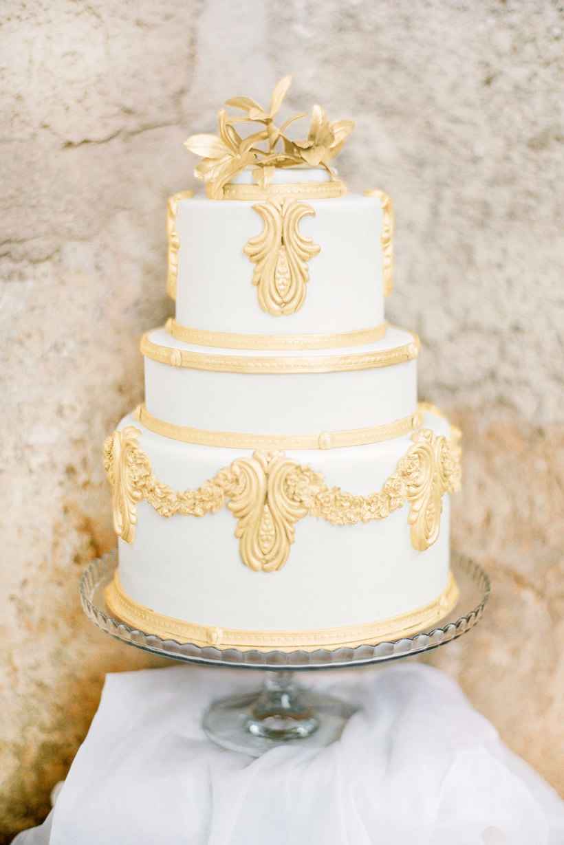 Bolo de casamento branco e dourado 2 andares.