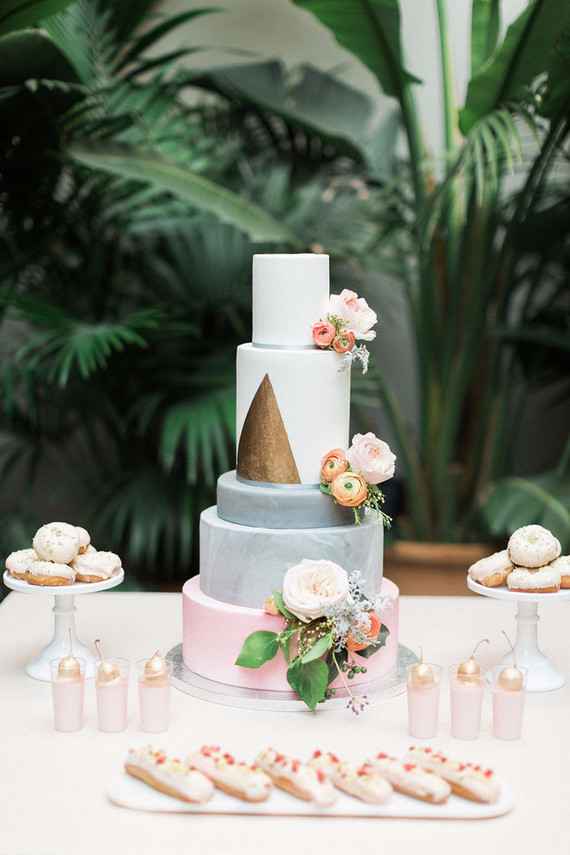 Bolo de casamento branco e dourado.