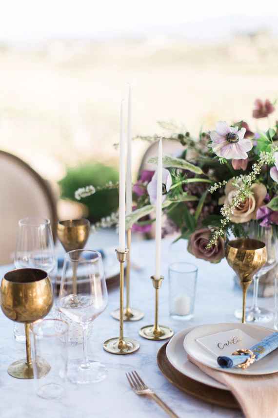 Decoração de casamento branco e dourado simples.