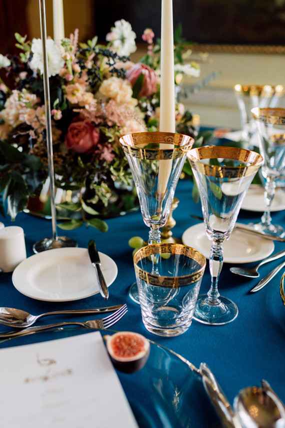 Decoração de casamento azul e dourado.