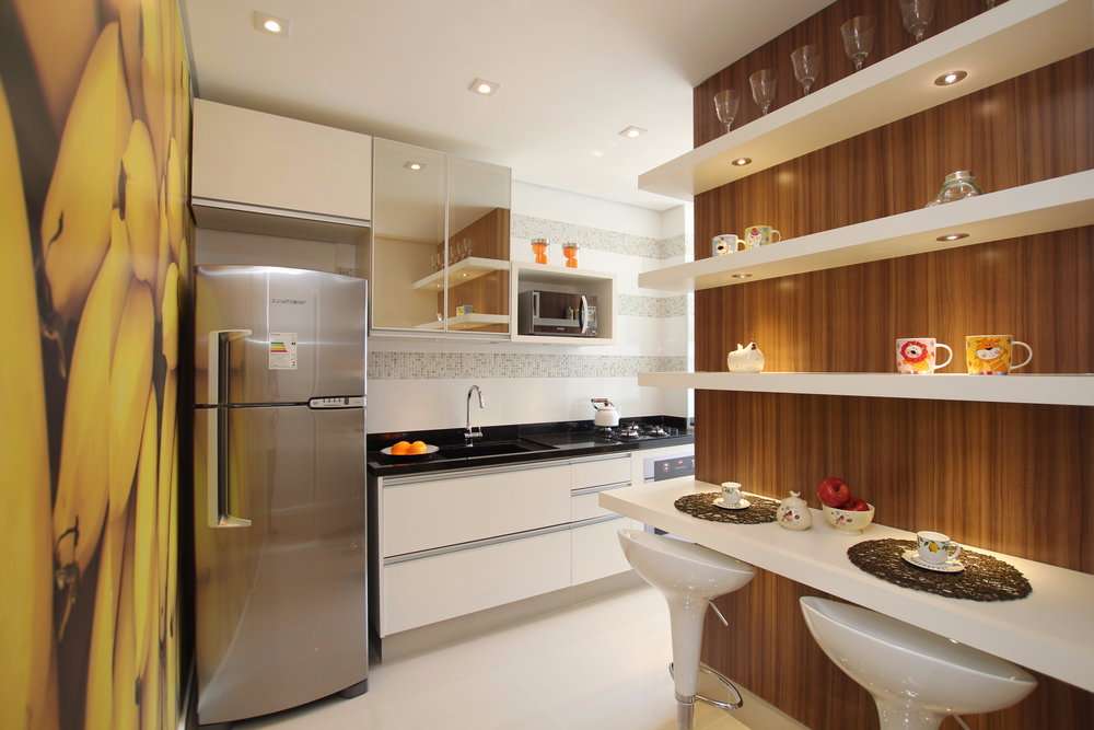 Acrescente um toque diferente a decoração da sua cozinha com um revestimento que imita a madeira.