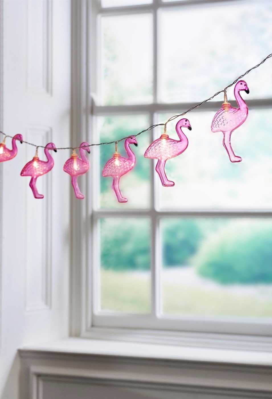 Iluminação com pequenos flamingos