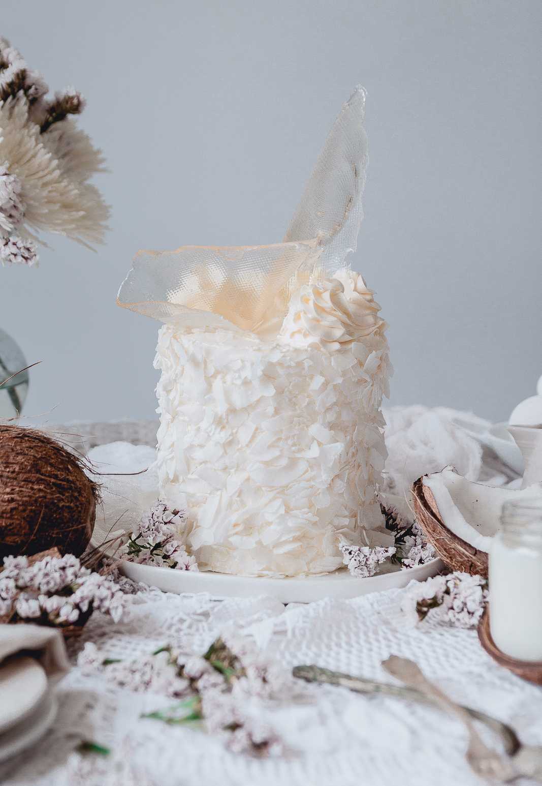 Bolo com lascas de coco ralados na hora