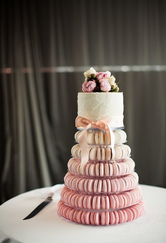 Macarons e confeitos na decoração do bolo