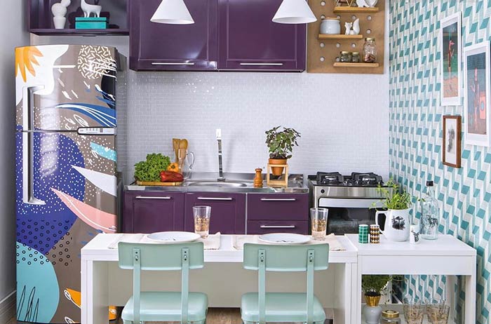 Um visual colorido para móveis e geladeira