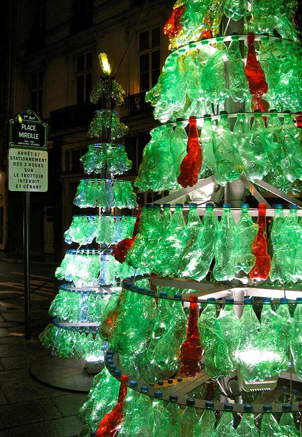 Foto: ecologicamente correta, a decoração natalina em Parauapebas usou  milhares de garrafas pet descartadas - ZÉ DUDU