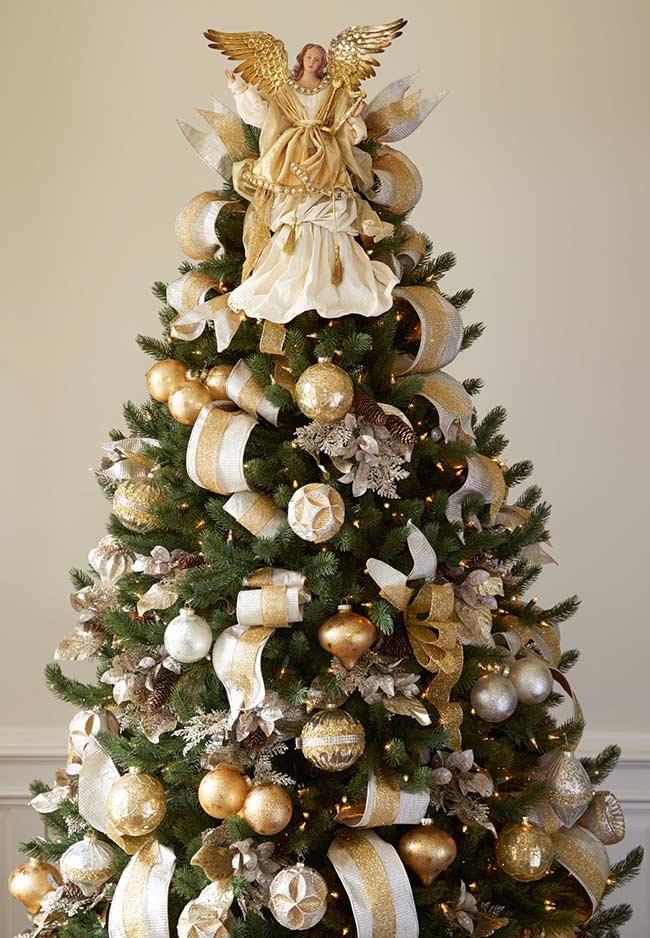 Árvore de Natal decorada com anjo