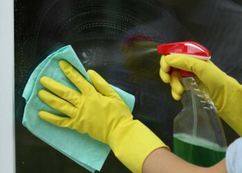 Como limpar vidros: passo a passo para ter vidros perfeitamente limpos