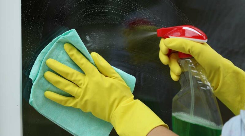 Como limpar vidros: passo-a-passo para para ter vidros perfeitamente limpos