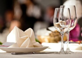 Como arrumar mesa de jantar: 4 formas práticas e 6 dicas para seguir