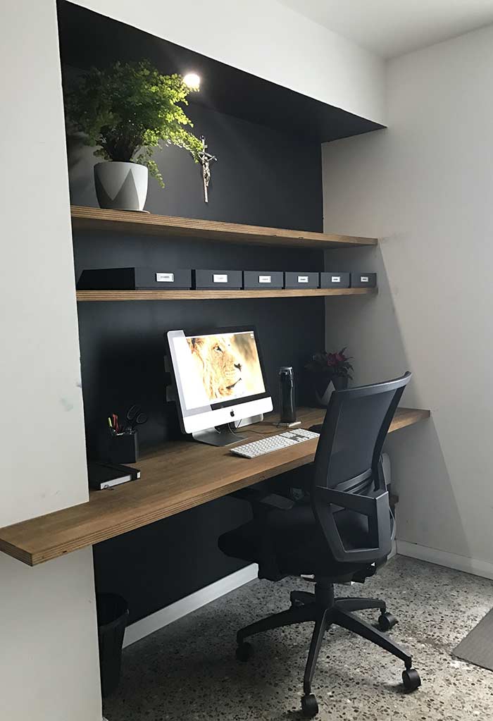 Home office neutro e funcional