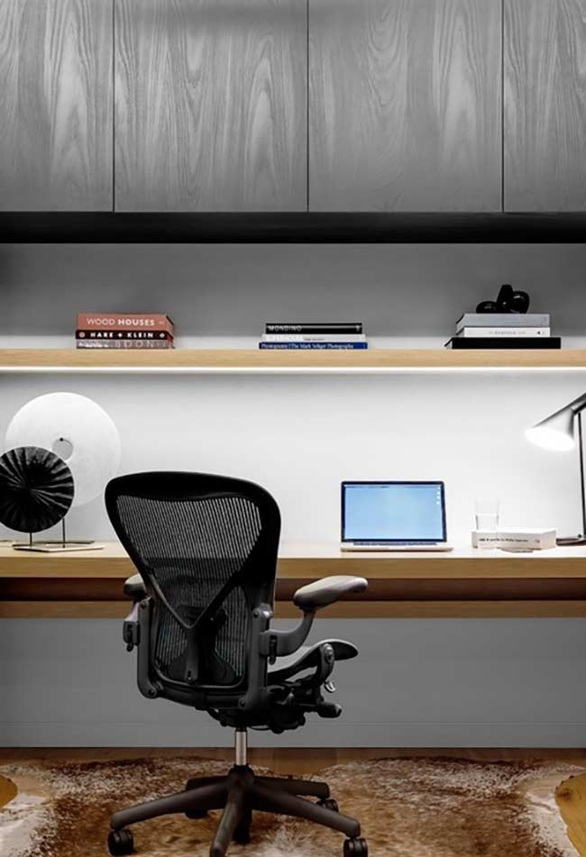 Home office com cores diferentes nos móveis inferiores e superiores