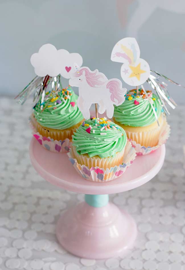 Cupcakes com decoração para festa unicórnio