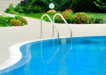 Como limpar piscina: área externa