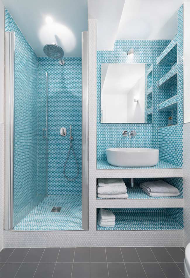 Banheiro com pastilhas azuis