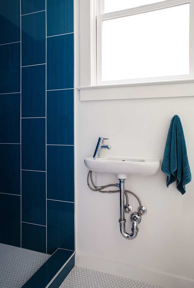 Banheiro com revestimento azul