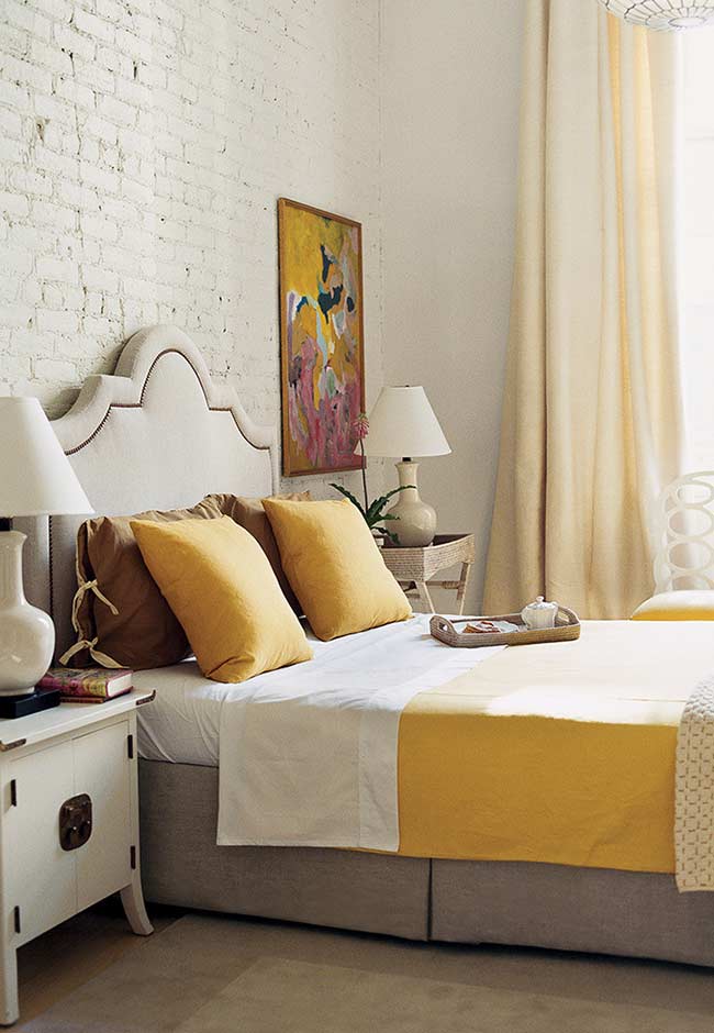 Quarto de casal decorado com tons de amarelo