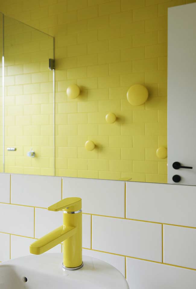 Rejunte amarelo nos azulejos estilo subway tiles