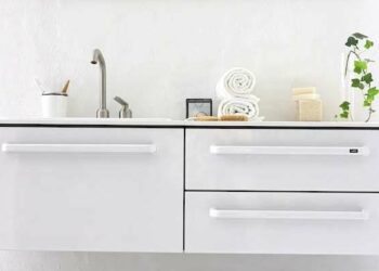 Armário de banheiro: 65 inspirações para organizar e decorar