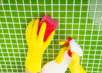 Como limpar azulejo de banheiro: 9 formas e dicas eficazes